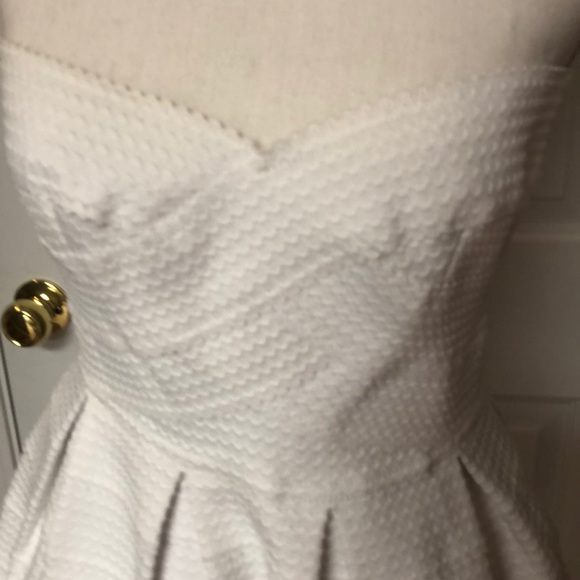 Fabulous! Strapless white & black textured party! - Picture 2 of 3